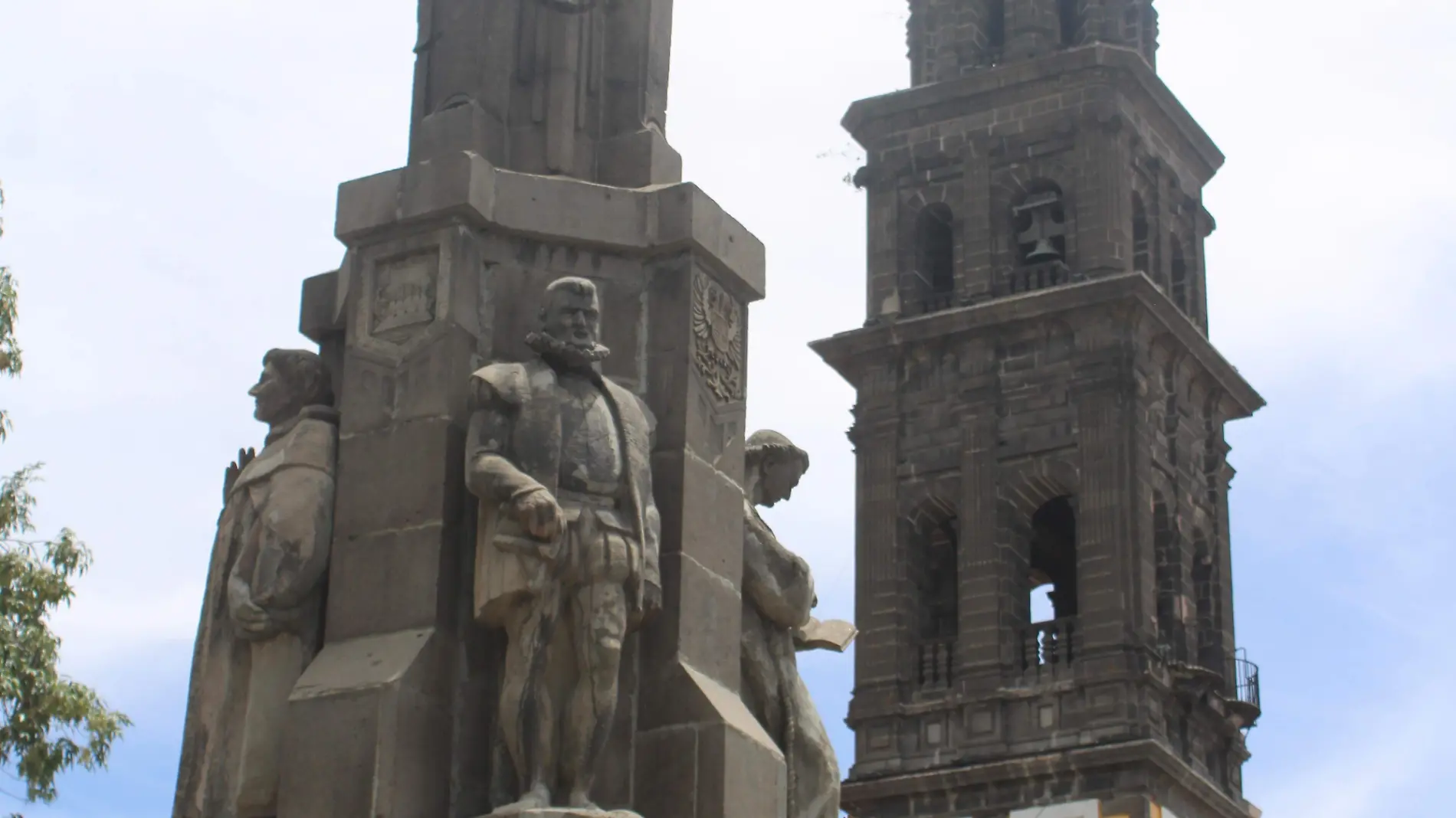 ¿Quiénes fueron los fundadores de Puebla y dónde se ubica el monumento en su honor?